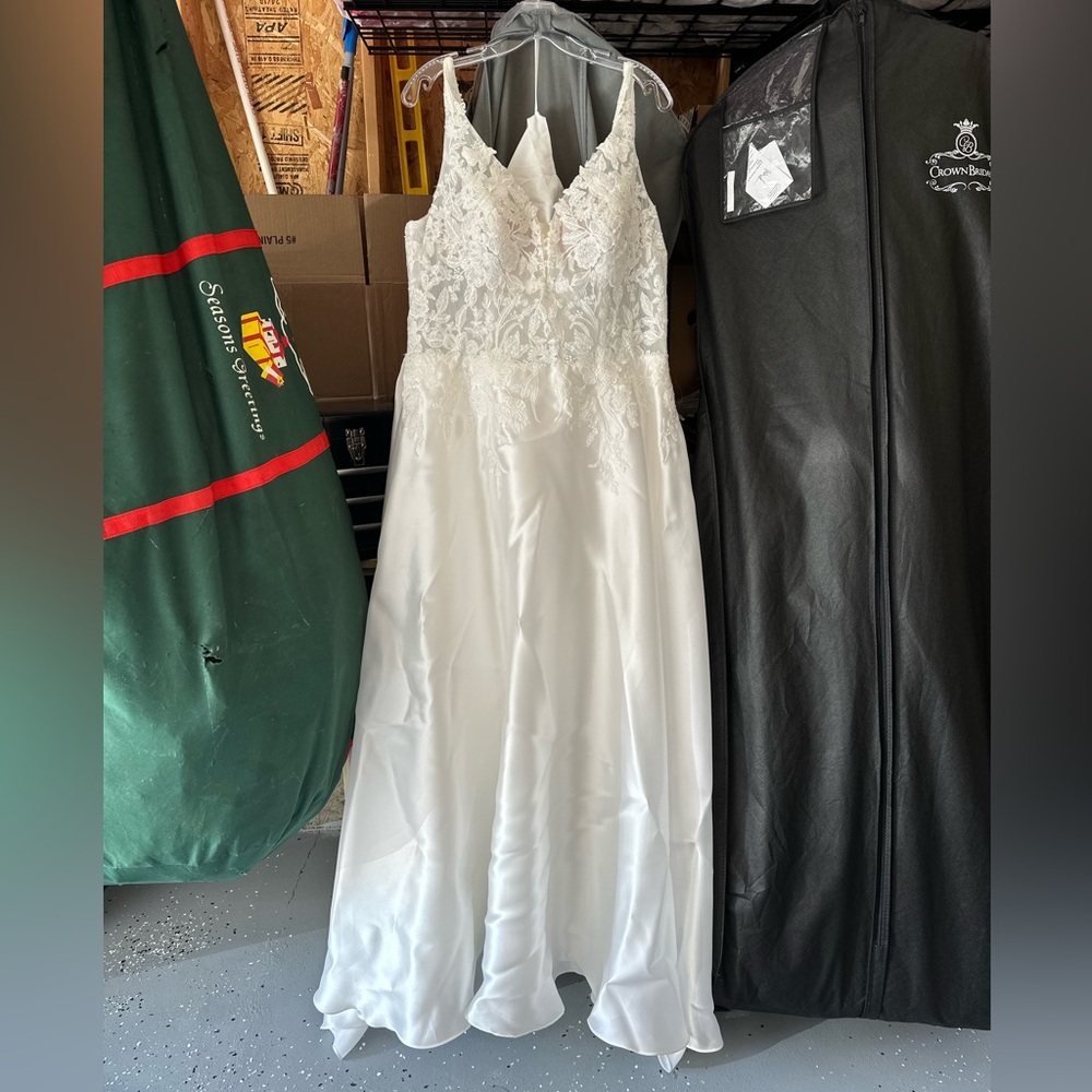 Brand new wedding dress.